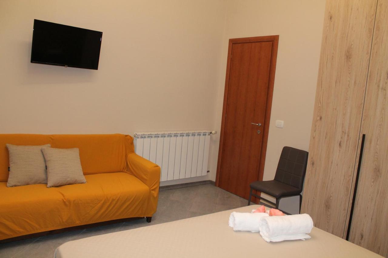 Apartments " Le Ginestre" Ачиреале Екстериор снимка